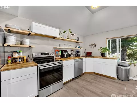 Kitchen - 21731 SE Ash St, Gresham, OR 97030 photo 5 of 6