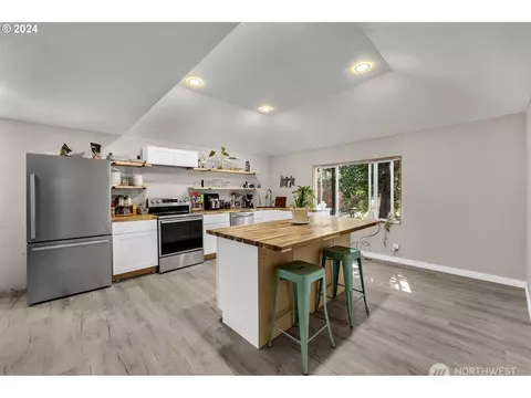 Kitchen - 21731 SE Ash St, Gresham, OR 97030 photo 1 of 6