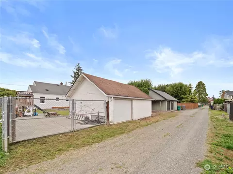 Exterior - 1923 Pioneer St, Enumclaw, WA 98022 photo 7 of 9