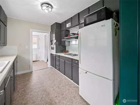 Kitchen - 1923 Pioneer St, Enumclaw, WA 98022 photo 2 of 4