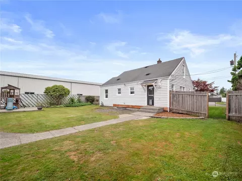 Exterior - 1923 Pioneer St, Enumclaw, WA 98022 photo 3 of 9