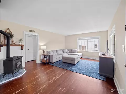 Living - 1923 Pioneer St, Enumclaw, WA 98022 photo 1 of 2