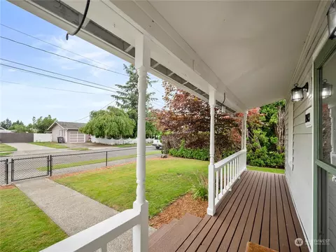 Exterior - 1923 Pioneer St, Enumclaw, WA 98022 photo 2 of 9