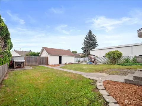 Exterior - 1923 Pioneer St, Enumclaw, WA 98022 photo 4 of 9