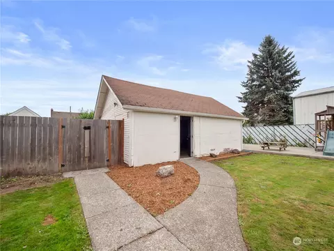 Exterior - 1923 Pioneer St, Enumclaw, WA 98022 photo 5 of 9