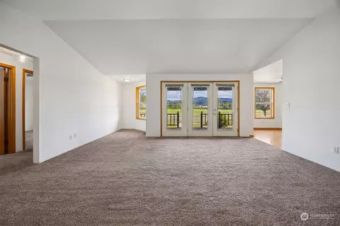 Living - 101 Mcmahon Ln SW, Orting, WA 98360 photo 3 of 5