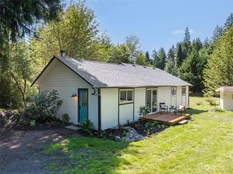 923 Tipsoo Loop N, Rainier, WA 98576