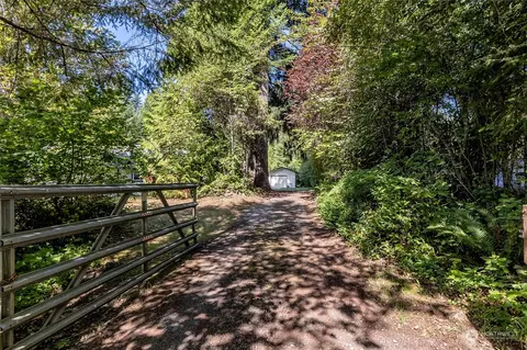 923 Tipsoo Loop N, Rainier, WA 98576 photo 2