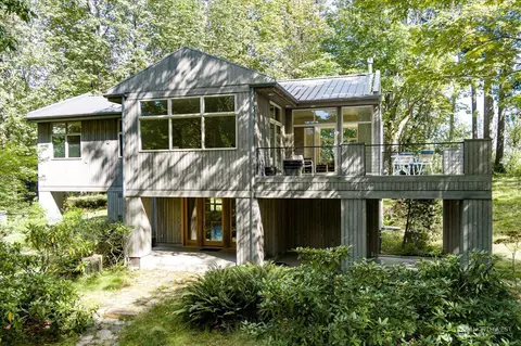 7861 Andrew Ln, Clinton, WA 98236