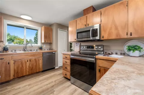 Kitchen - 2882 Sun Mountain Dr, Enumclaw, WA 98022 photo 3 of 3