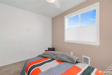 Bedroom - 2882 Sun Mountain Dr, Enumclaw, WA 98022 photo 9 of 9
