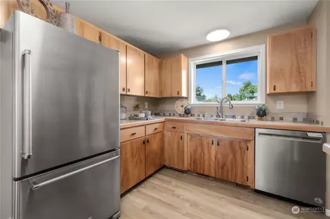 Kitchen - 2882 Sun Mountain Dr, Enumclaw, WA 98022 photo 2 of 3