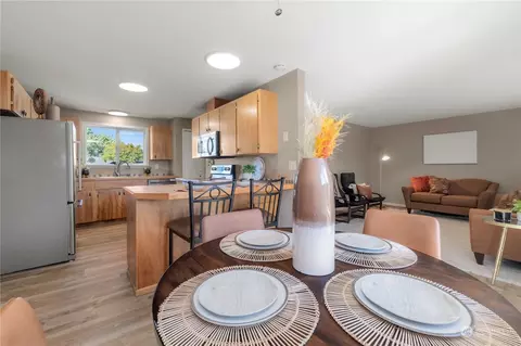 Dining - 2882 Sun Mountain Dr, Enumclaw, WA 98022 photo 3 of 3