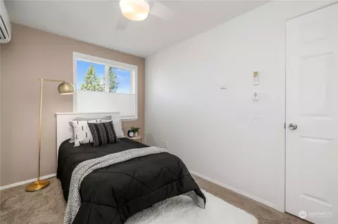 Bedroom - 2882 Sun Mountain Dr, Enumclaw, WA 98022 photo 5 of 9