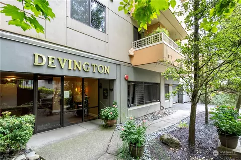 7600 SE 29th St #402, Mercer Island, WA 98040