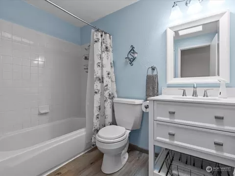 Bath - 6129 133rd St SE, Everett, WA 98208 photo 1 of 2