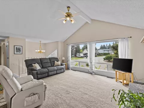 Living - 6129 133rd St SE, Everett, WA 98208 photo 2 of 6