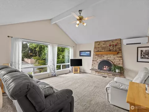 Living - 6129 133rd St SE, Everett, WA 98208 photo 1 of 6