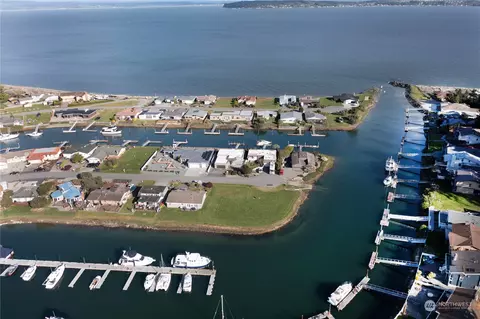 2204 Cove Dr, Oak Harbor, WA 98277