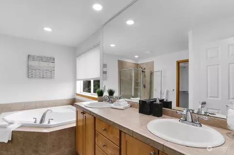 Bath - 8621 NE 201st Pl, Bothell, WA 98011 photo 2 of 3