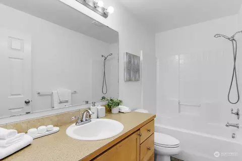 Bath - 8621 NE 201st Pl, Bothell, WA 98011 photo 3 of 3
