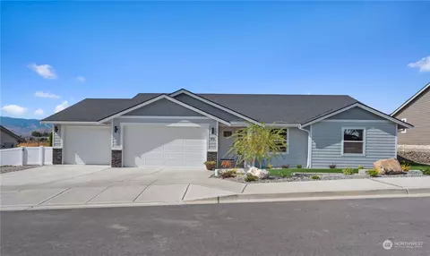 876 N Newport Loop, East Wenatchee, WA 98802