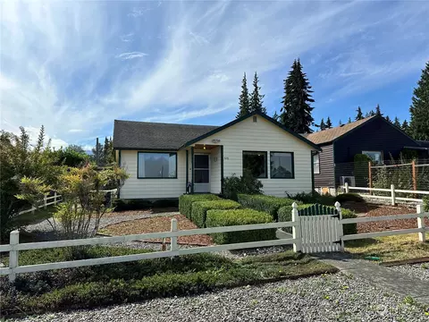 828 W 13th St, Port Angeles, WA 98363
