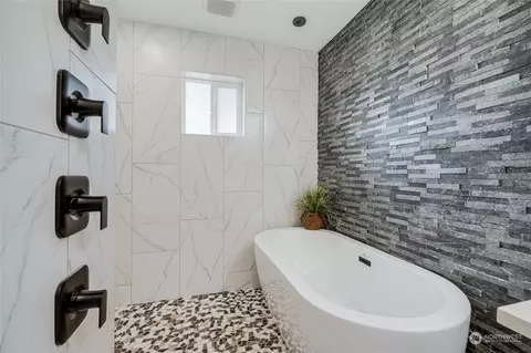 Bath - 1108 Wall St, Everett, WA 98201 photo 3 of 4