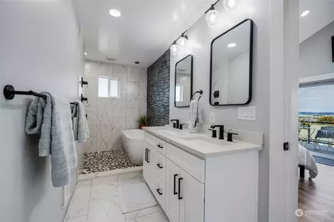 Bath - 1108 Wall St, Everett, WA 98201 photo 2 of 4