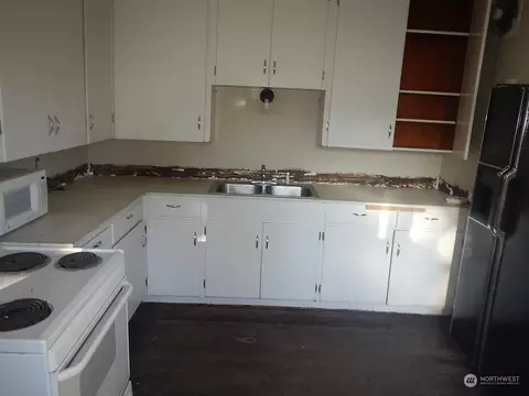 Kitchen - 325 E Alder St, Walla Walla, WA 99362 photo 4 of 5