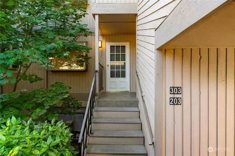 23003 Lakeview Dr #203, Mountlake Terrace, WA 98043