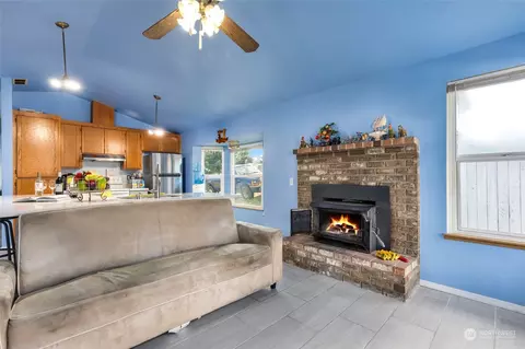 Living - 729 89th St SW, Everett, WA 98204 photo 2 of 2