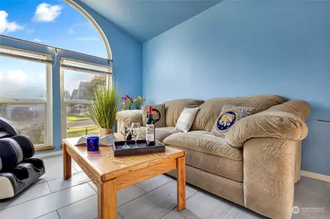 Living - 729 89th St SW, Everett, WA 98204 photo 1 of 2