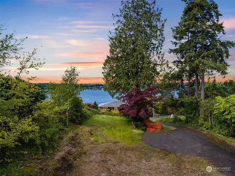 12522 Holmes Point Dr, Kirkland, WA 98034