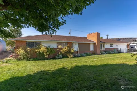 11 E Grand Ave, Electric City, WA 99123