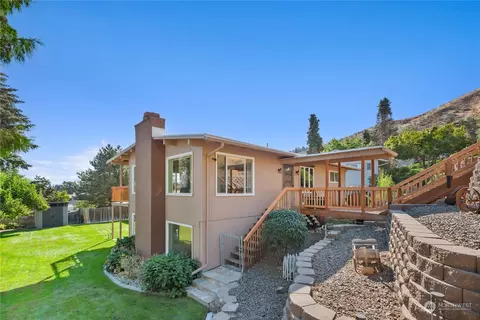 1407 S Hills Dr, Wenatchee, WA 98801