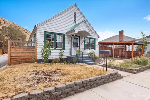 212 N Douglas St, Cashmere, WA 98815