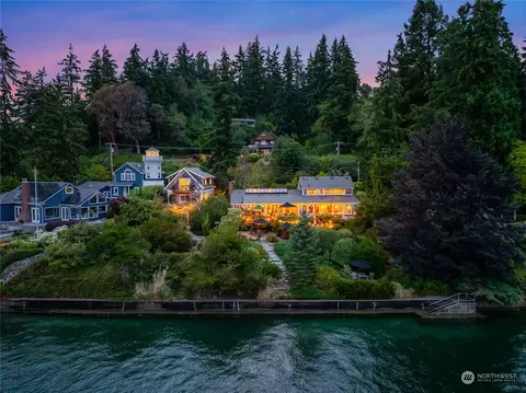 3086 Point White Dr NE, Bainbridge Island, WA 98110