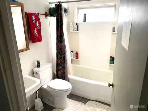 Bath - 2017 Colby Ave, Everett, WA 98201 photo 2 of 2