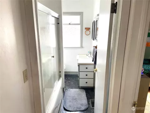 Bath - 2017 Colby Ave, Everett, WA 98201 photo 1 of 2