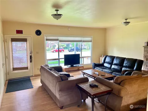 Living - 2017 Colby Ave, Everett, WA 98201 photo 3 of 4
