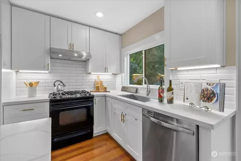 Kitchen - 2811 E Harrison St, Seattle, WA 98112 photo 3 of 4