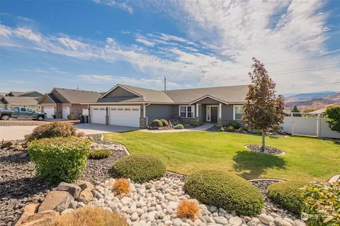 808 Autumn Crest Dr, Wenatchee, WA 98801