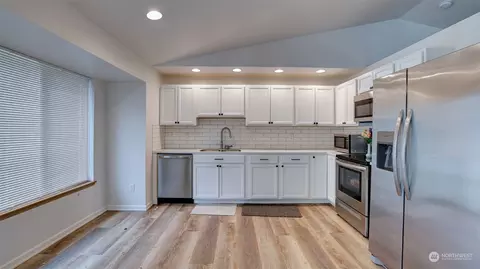 Kitchen - 602 Wallace Ave, Enumclaw, WA 98022 photo 2 of 3