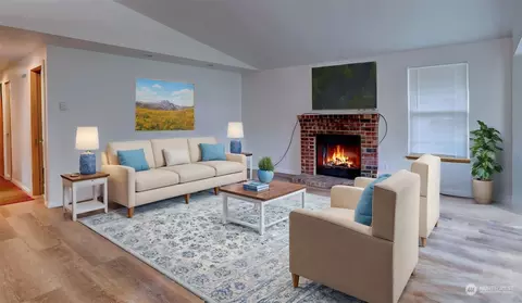Living - 602 Wallace Ave, Enumclaw, WA 98022 photo 1 of 2