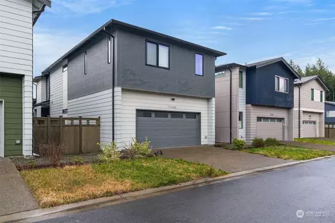 33480 Golden Lakes Ln, Black Diamond, WA 98010