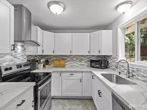 Kitchen - 112 Poppy Rd, Bothell, WA 98012 photo 4 of 4