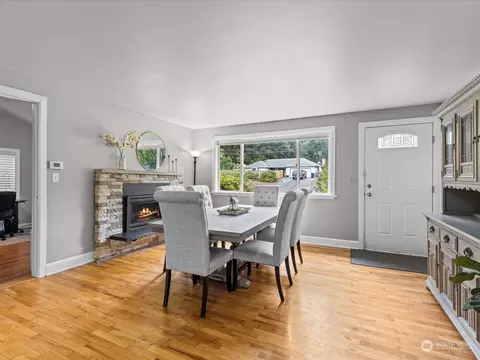 Dining - 112 Poppy Rd, Bothell, WA 98012 photo 2 of 3