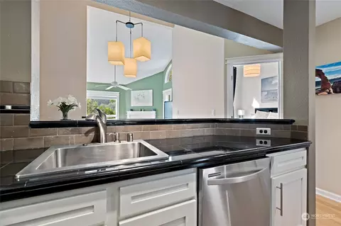 Kitchen - 17300 91st Ave NE #A302, Bothell, WA 98011 photo 3 of 4