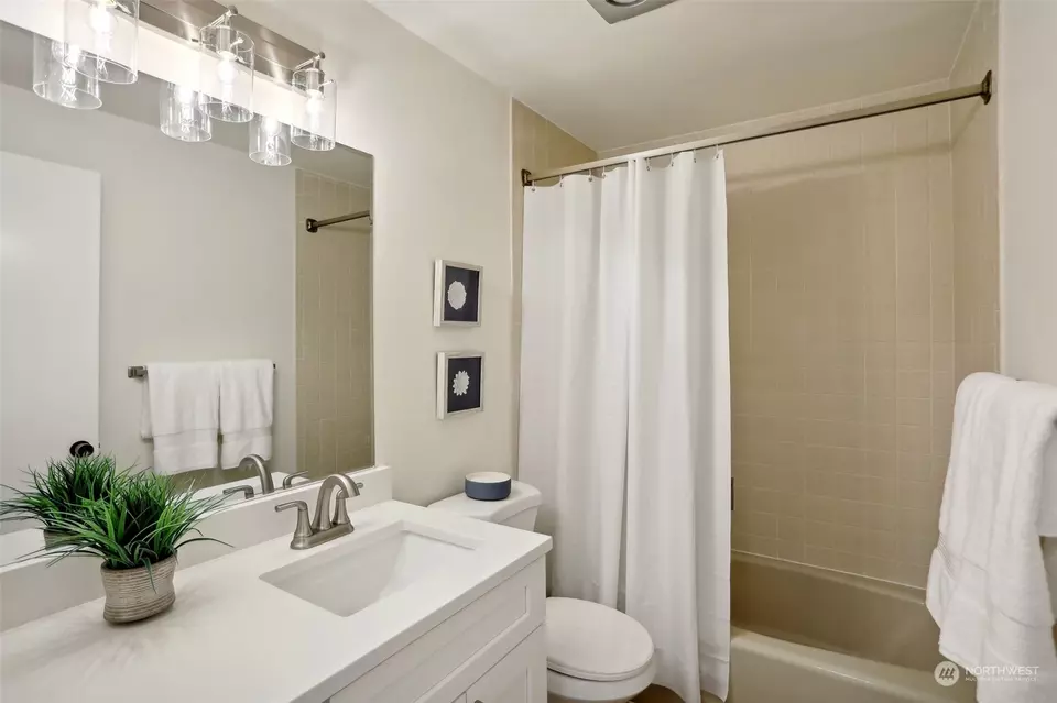 Bath - 2253 Gilman Dr W #409, Seattle, WA 98119 photo 3 of 3